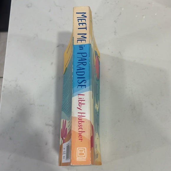 📚Meet Me In Paradise by Libby Hubscher📚 - Picture 3 of 3